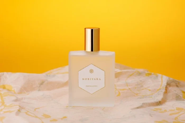 Discover "NOBIYAKA," a fresh, relaxing scent inspired by freedom. Featuring Akaito saffron, lotus, and Davana, this unique fragrance offers a delicate, bright aroma that soothes the spirit.