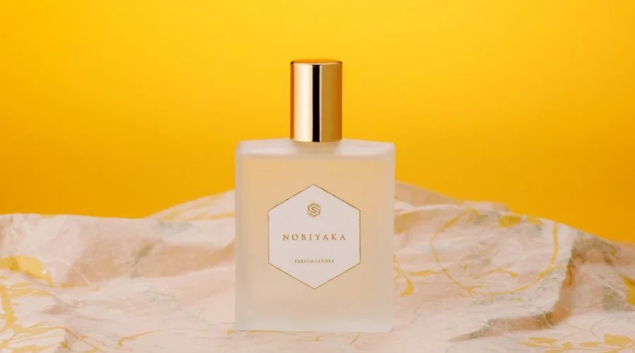 Discover "NOBIYAKA," a fresh, relaxing scent inspired by freedom. Featuring Akaito saffron, lotus, and Davana, this unique fragrance offers a delicate, bright aroma that soothes the spirit.