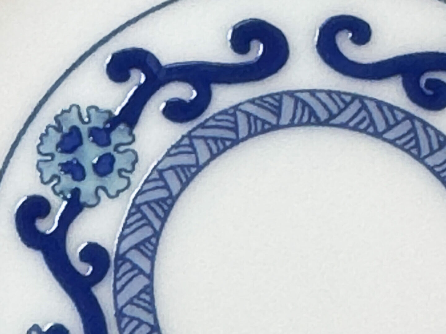紺と白の調和：「コンシロ-KON SHIRO-」の香水でシンプルな暮らしを 