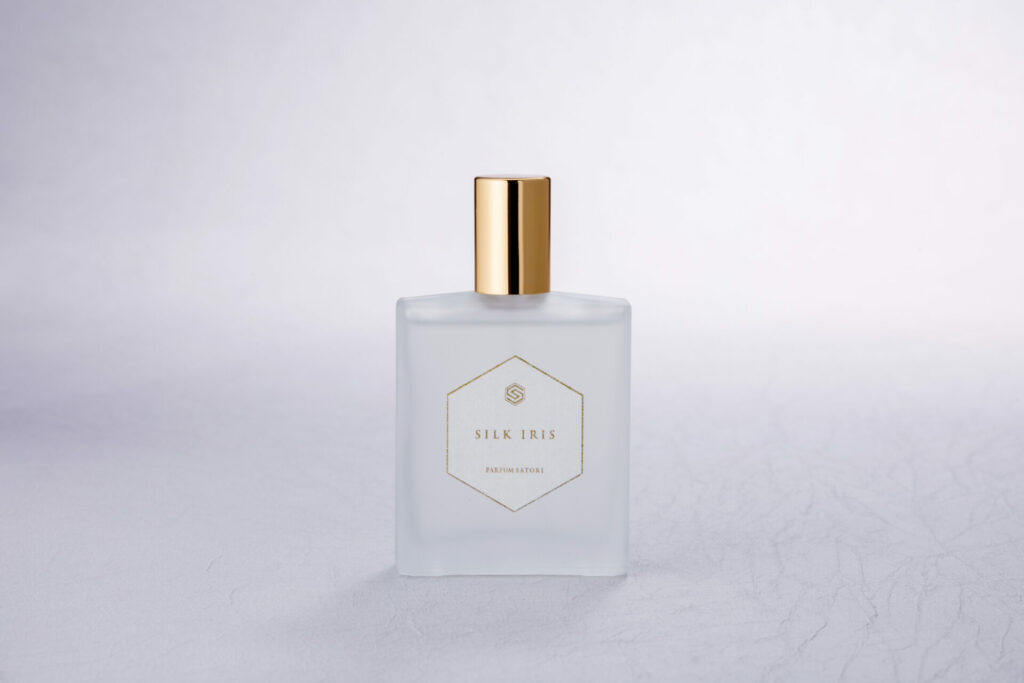 パルファンサトリの香水「シルクイリス-SILK IRIS-」は、匂いの帝王ルカテュリンに4つ星で評価された香り