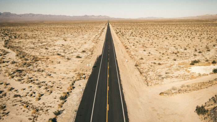 空に向かって真っすぐに伸びるアメリカ国道route６６。
