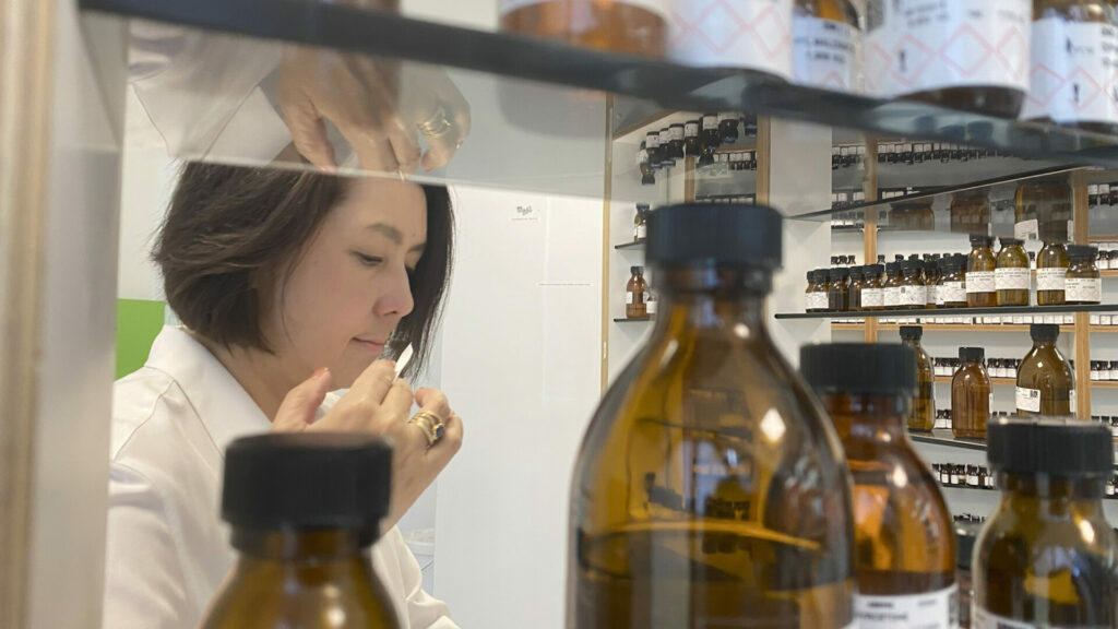 パルファンサトリの調香師大沢サトリがフランスのラボで仕事中