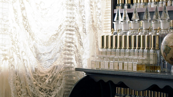 パルファンサトリのアトリエに置かれた香料オルガン