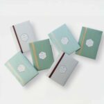 たとう和紙で包んだパルファンサトリのパフューム バスソルトが色違いで並んでいる写真