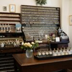 六本木の閑静な住宅街にある　PARFUM SATORI アトリエショップの店内は香料がたくさんあり求人しています