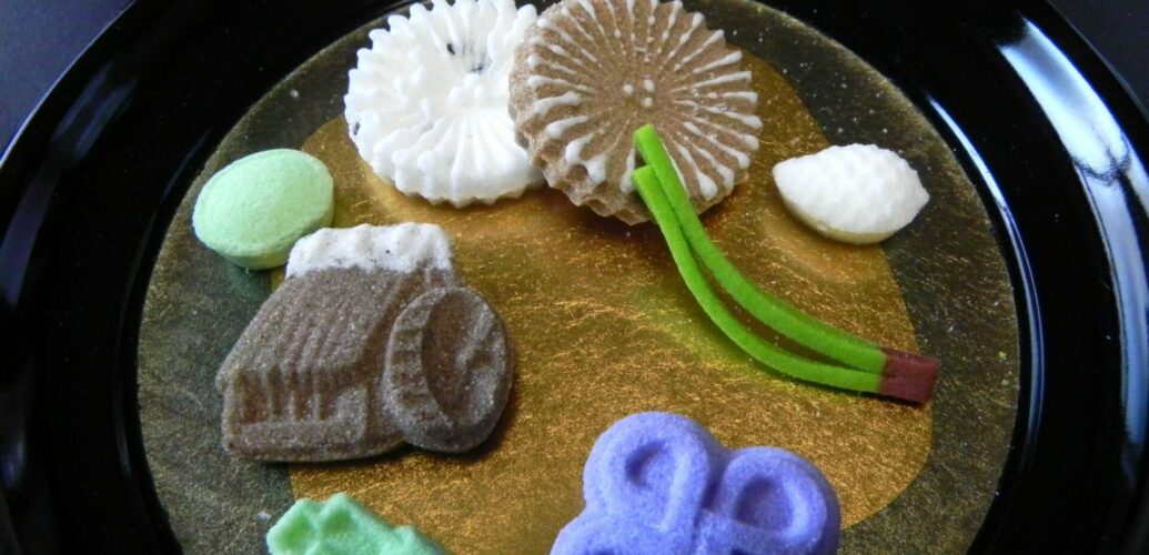 和三盆糖で作った落雁と、SATORI EX「和三盆」の世界観を伝える静かな一枚