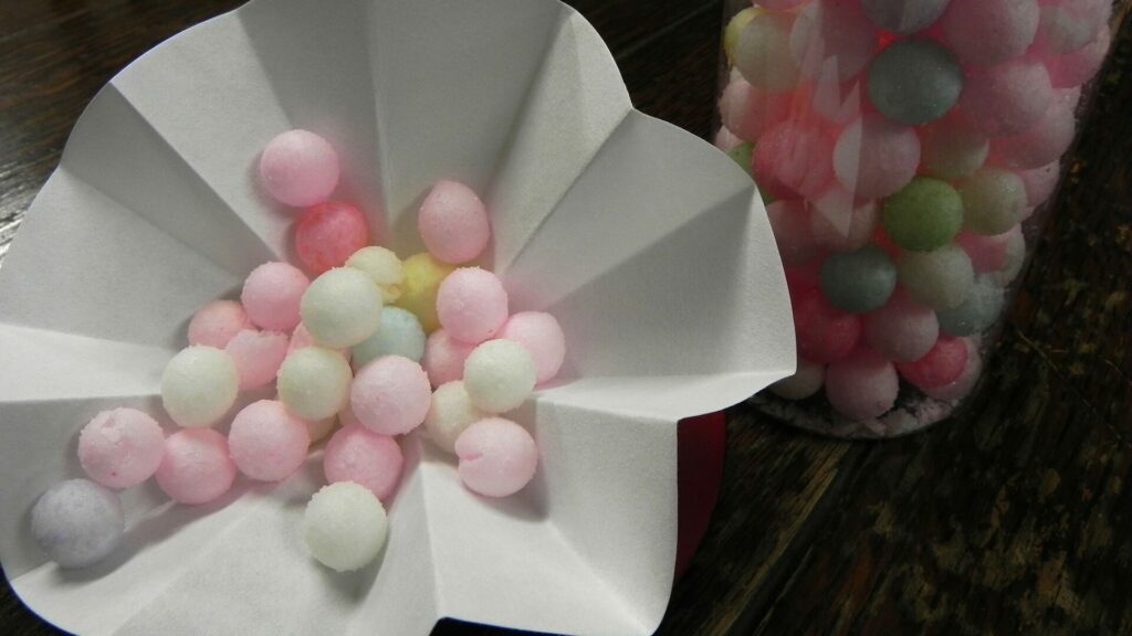 おいりというパステルの丸いお菓子は、香川県の 和三盆 のお菓子です