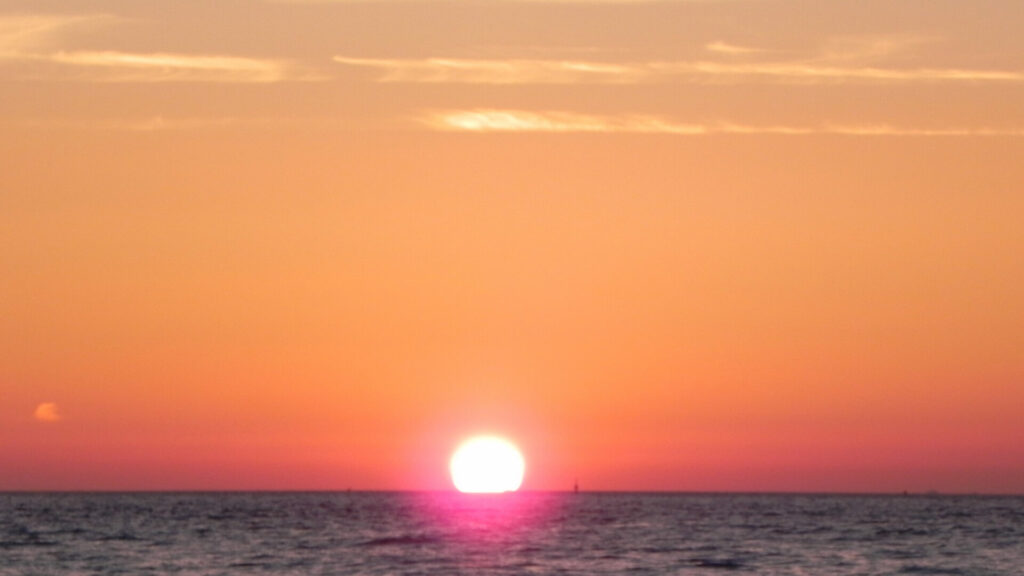 水平線に沈む夕陽。