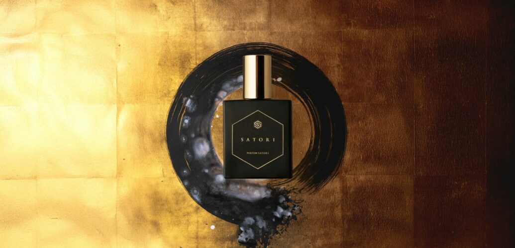 円相の上に佇む EX SATORI -サトリ- のボトル。黄金と墨の対比が香りの静かな核を象徴するメインビジュアル