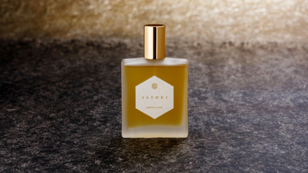 SATORI -サトリ- のオードパルファンボトル。障子越しの柔らかい光と静けさ、凛とした佇まいを象徴するフロストガラスのデザイン