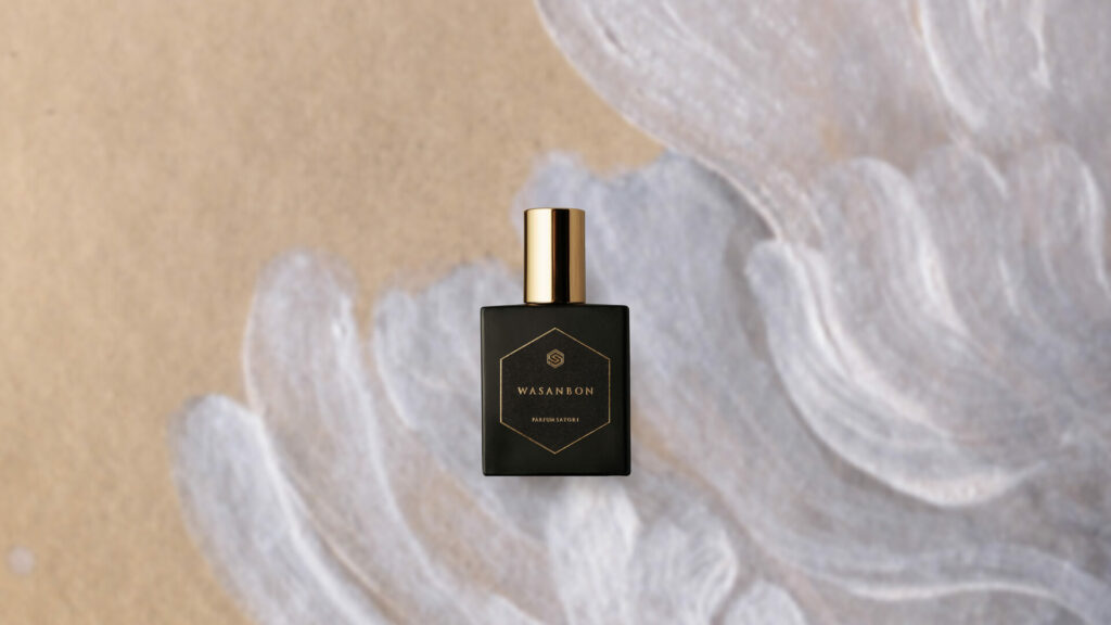 和三盆の柔らかな甘さを想起させる穏やかな色調の背景に、漆黒のボトルが映える。