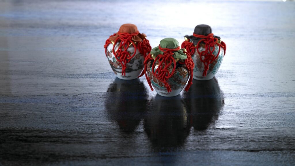 有田焼の茶壷に収められた初代 SATORI -サトリ-。香りの原点として誕生したパルファンボトル