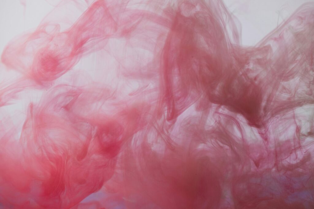 水の中に溶け出したピンク色のインクが柔らかく広がっていく、香りの余韻をイメージした抽象的な模様