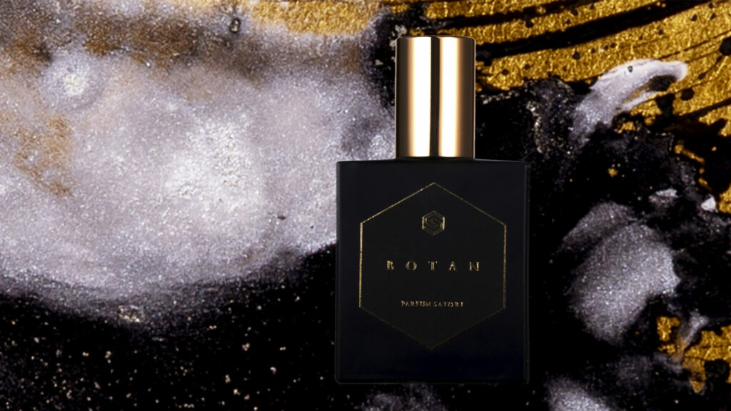光の中に浮かぶPARFUM SATORI BOTANのボトル。香りの存在が空気と共鳴する瞬間を捉える。