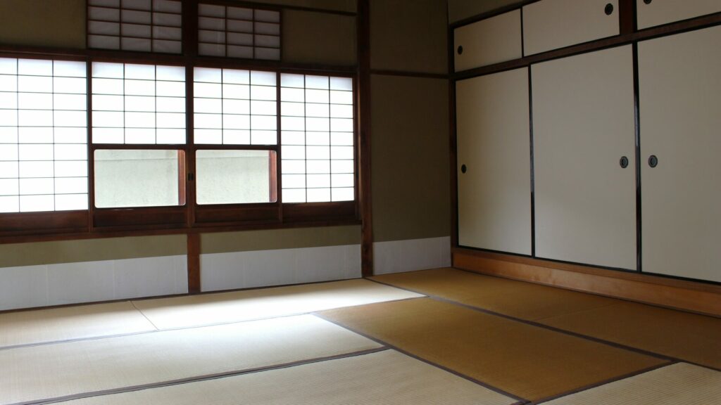 障子越しのやわらかな光が満ちる和室。連なる部屋と襖絵が SATORI -サトリ- の原像となる静けさを映す