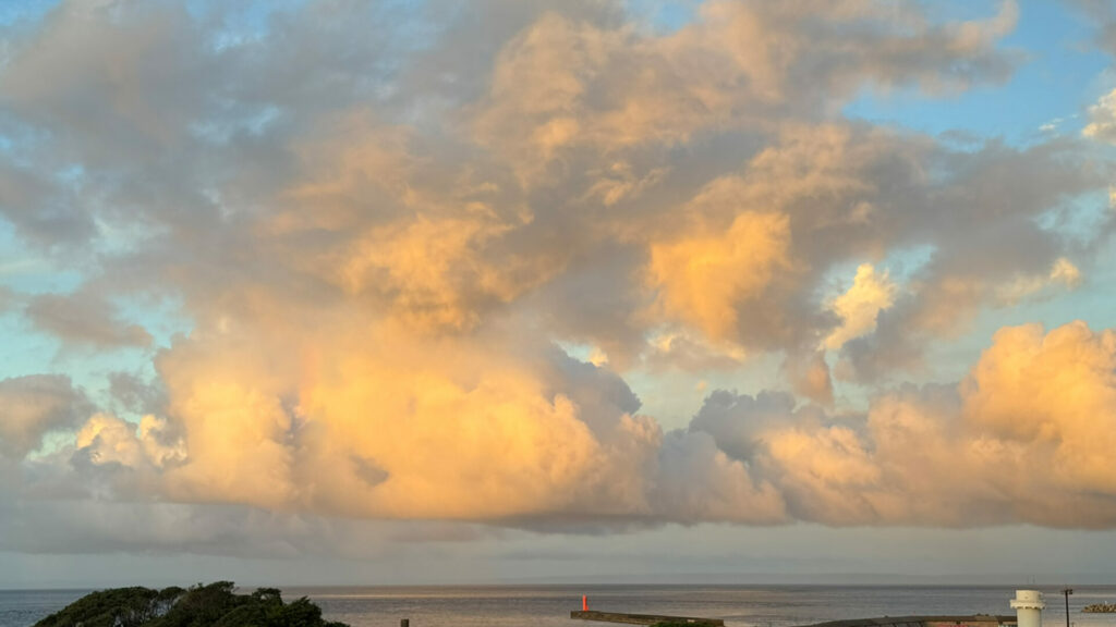 瀬戸内海上空のやわらかな雲。湿度を含む日本の空気を象徴する光景。薔薇の香り を想起させる。
