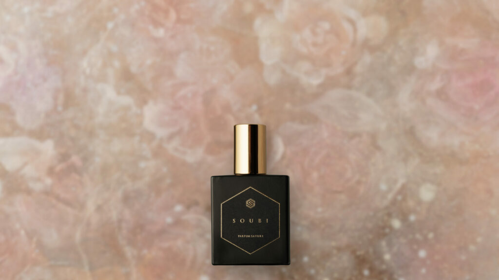 異国の空に咲いた 薔薇の香り が、日本の情緒に包まれて香ります。PARFUM EX