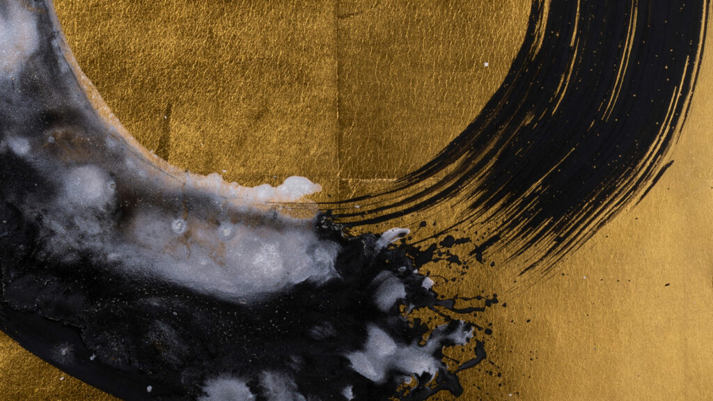 A stroke of ink on gold – the intersection of air, form, and scent.