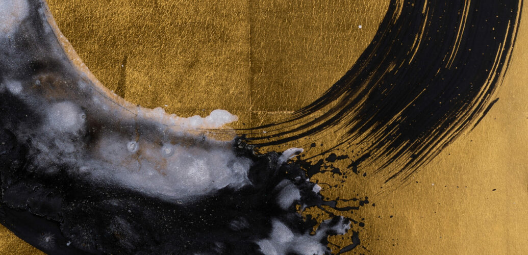 金と墨が交わる筆の軌跡。香りが空気と交わり、形を描く「 香りの設計 」を象徴する。