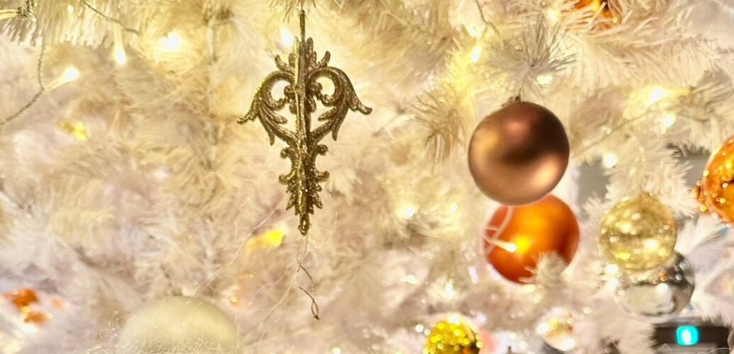 白いクリスマスツリーに揺れるゴールドのオーナメントは 大人のクリスマス にふさわしい