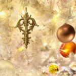 白いクリスマスツリーに揺れるゴールドのオーナメントは 大人のクリスマス にふさわしい