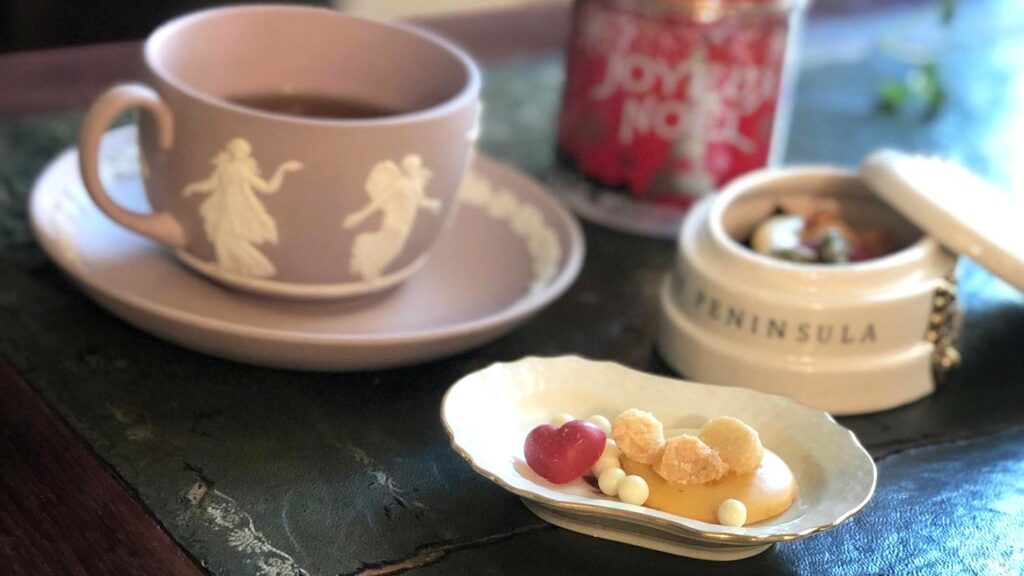 大人のクリスマスに楽しむ紅茶と小さなスイーツのティータイム