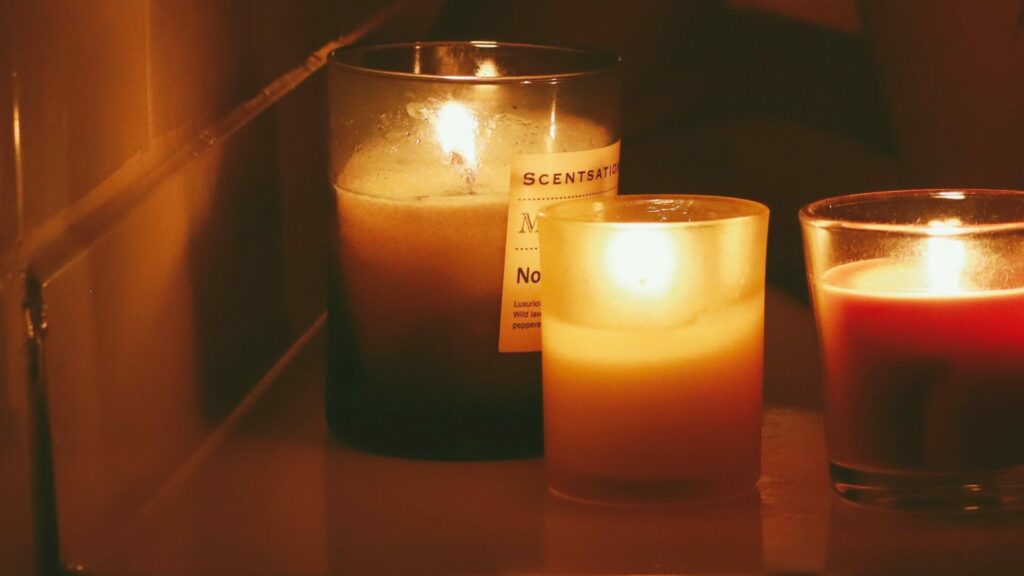 大人のクリスマス のために、バスルームに灯したキャンドルのやわらかな炎