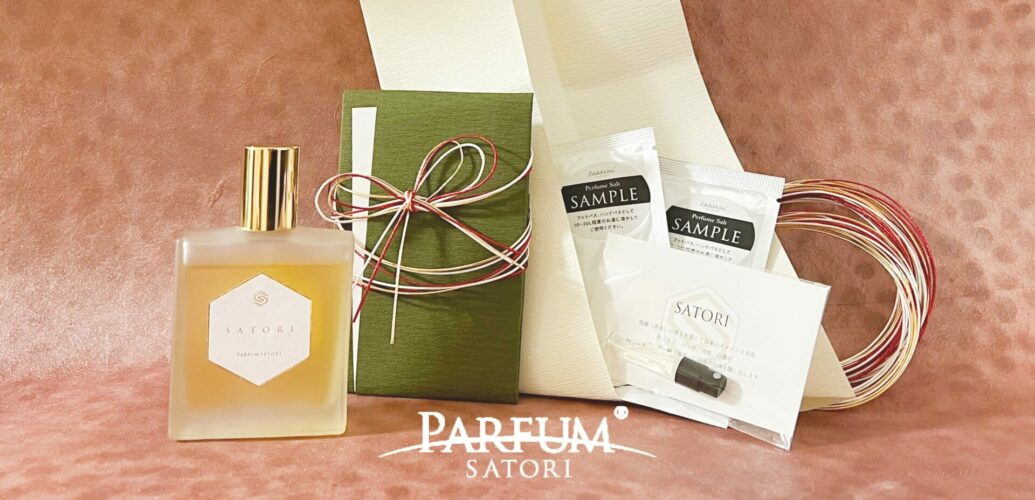 年末年始スペシャルギフトをイメージした香水ボトルと和のしつらえ