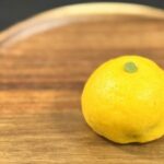 塩野の柚子饅頭（ゆずまんじゅう）。木の丸盆にのせた黄色い饅頭から 柚子の香り