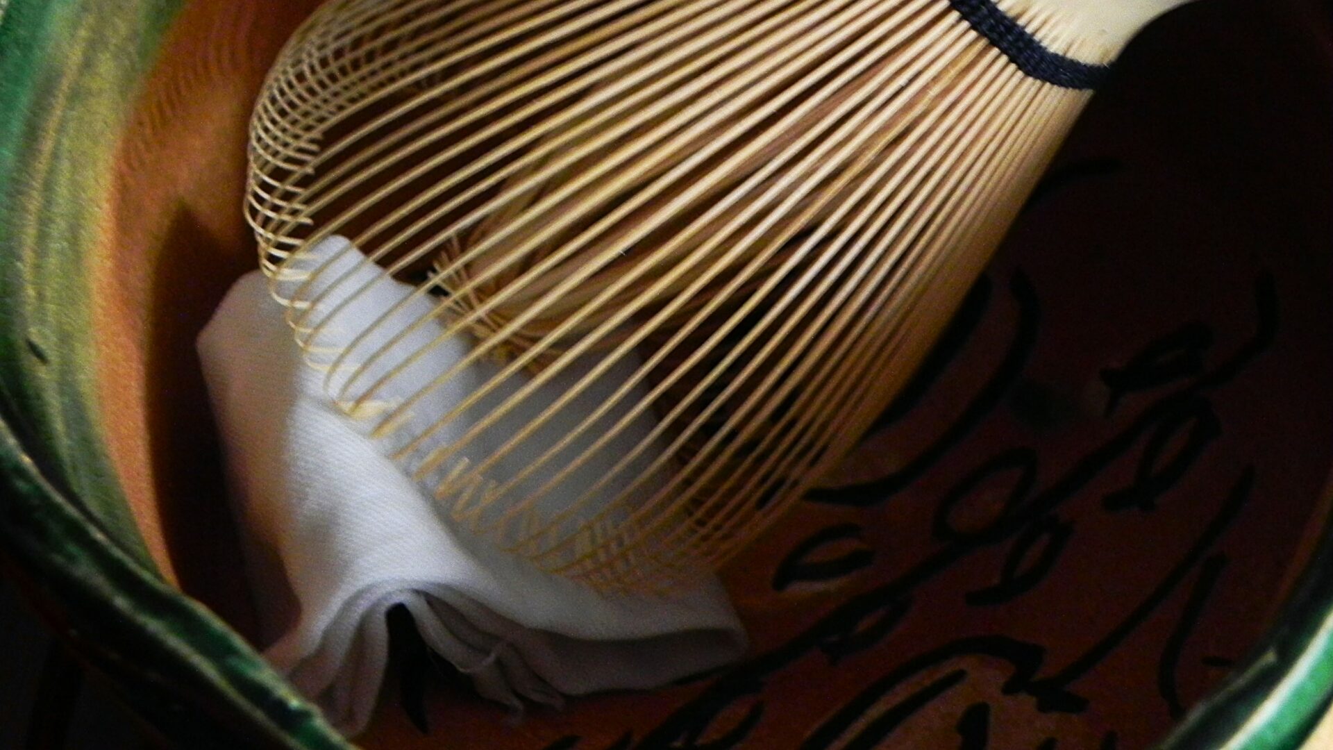 織部の茶碗と茶筅が静かに置かれた一瞬。茶の湯に宿る精神性と静謐な時間 