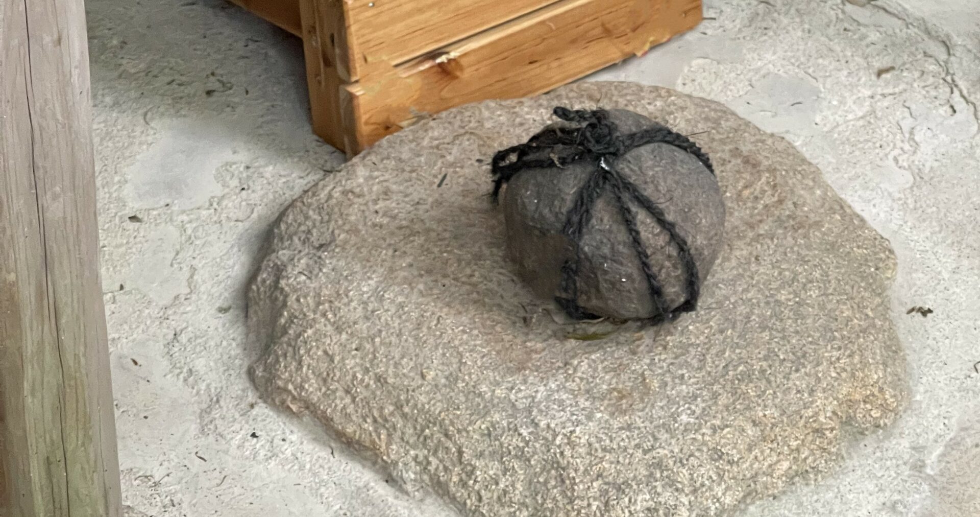 しめ縄で留められた石が示す、踏み越えないための静かな境界と日本の美意識