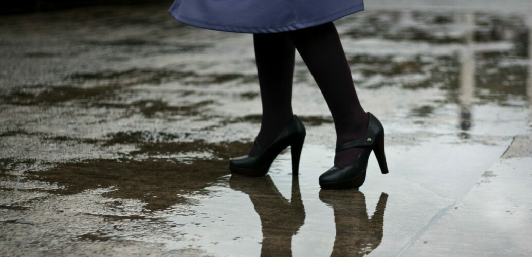 雨の日、足元から香りが立ち上がるイメージを表現した写真