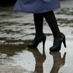 雨の日、足元から香りが立ち上がるイメージを表現した写真