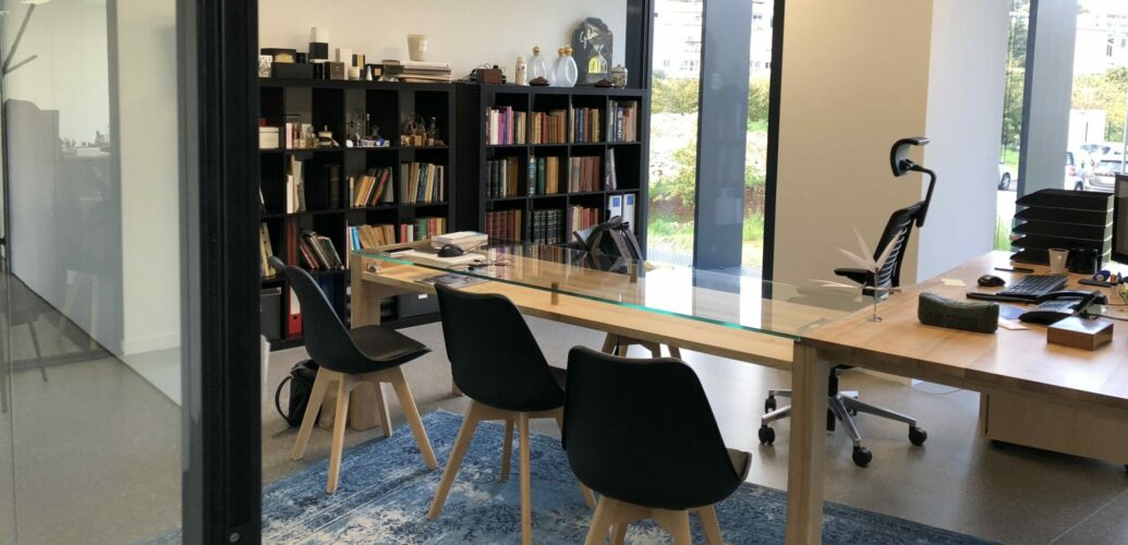 オフィス香水 は、開放的なフランスのオフィス空間と日本では距離感が違う