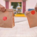 ギフト用の紙袋を手に持つ、香水を贈る前の瞬間