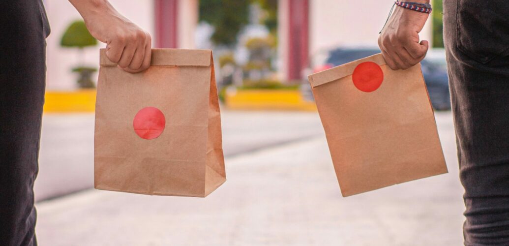 ギフト用の紙袋を手に持つ、香水を贈る前の瞬間