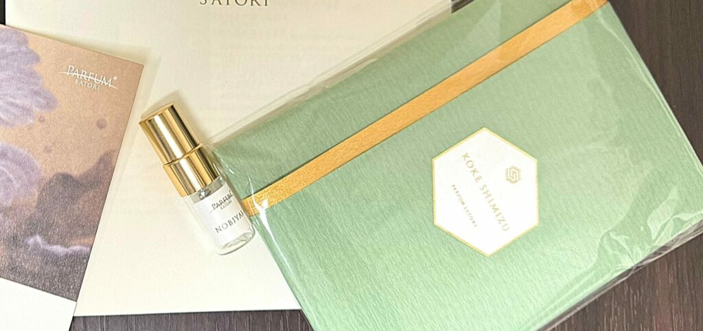 香りのギフトをイメージした、バスソルトと香水サンプルの写真