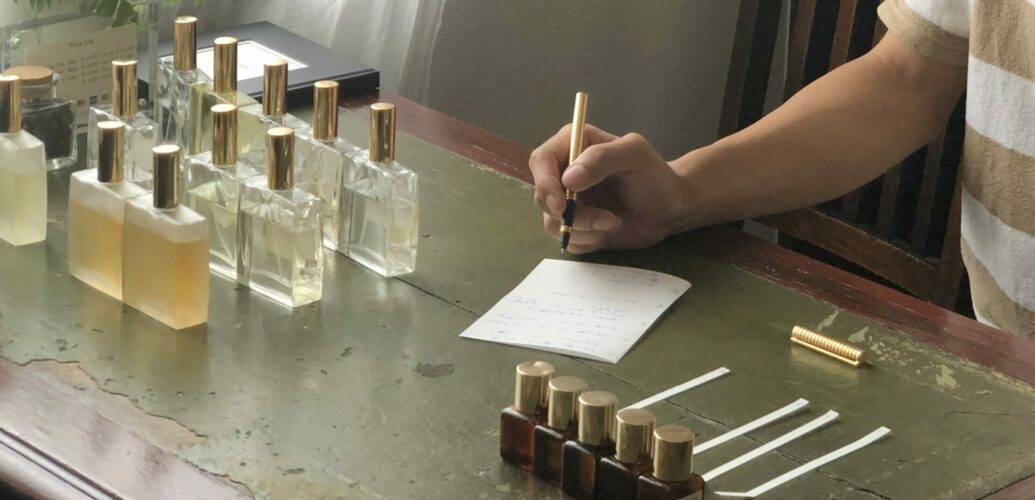 初めての香水 選びをイメージした、香りを試す机の写真