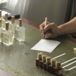 初めての香水 選びをイメージした、香りを試す机の写真