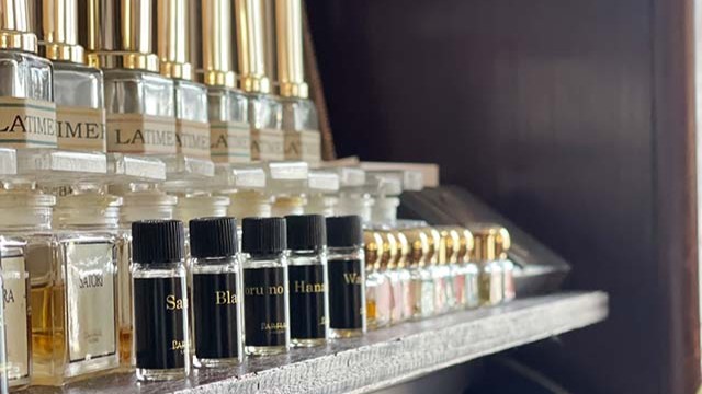 初めての香水 選びをイメージした、小さな香水ボトルを静かに並べた写真