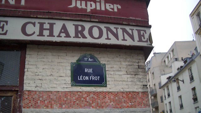 パリ11区 Rue Léon Frot の通り名プレートと街角
