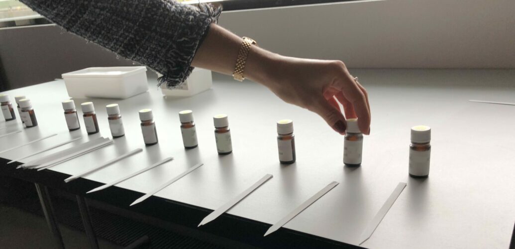 ムエットと香料を手に取りながら香りを試している様子