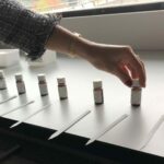 ムエットと香料を手に取りながら香りを試している様子