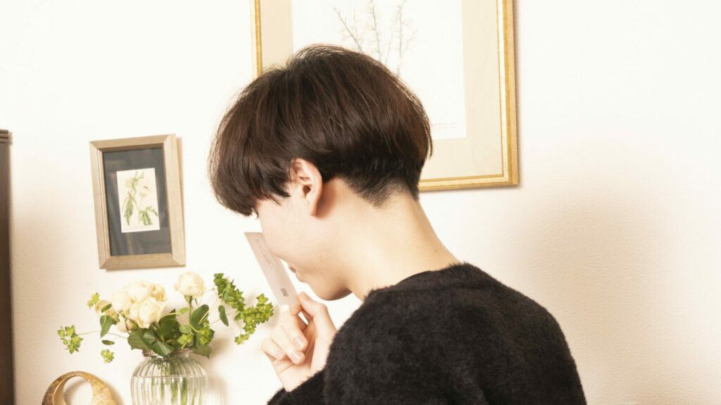 ムエット( mouillette )で香りを試している様子