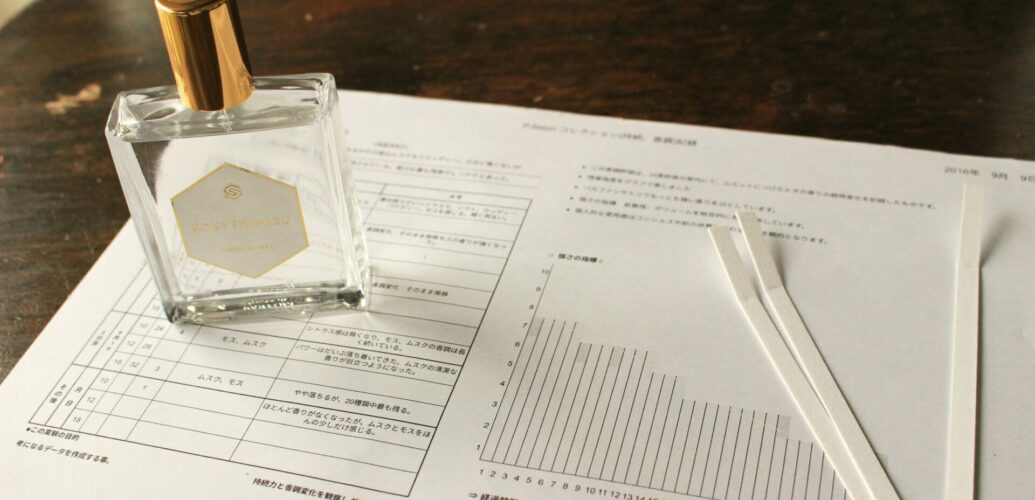 KOKE SHIMIZUの香水ボトルと、香水の持続時間 の観察記録、調香用ムエット