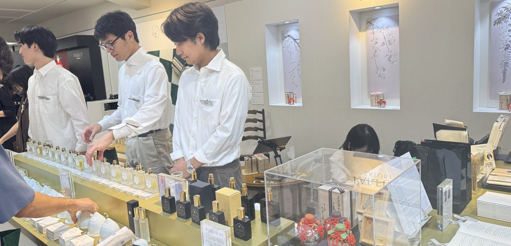 サロンドパルファン2026で香水を並べ、お客様を迎えるPARFUM SATORIのスタッフ