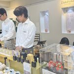 サロンドパルファン2026で香水を並べ、お客様を迎えるPARFUM SATORIのスタッフ
