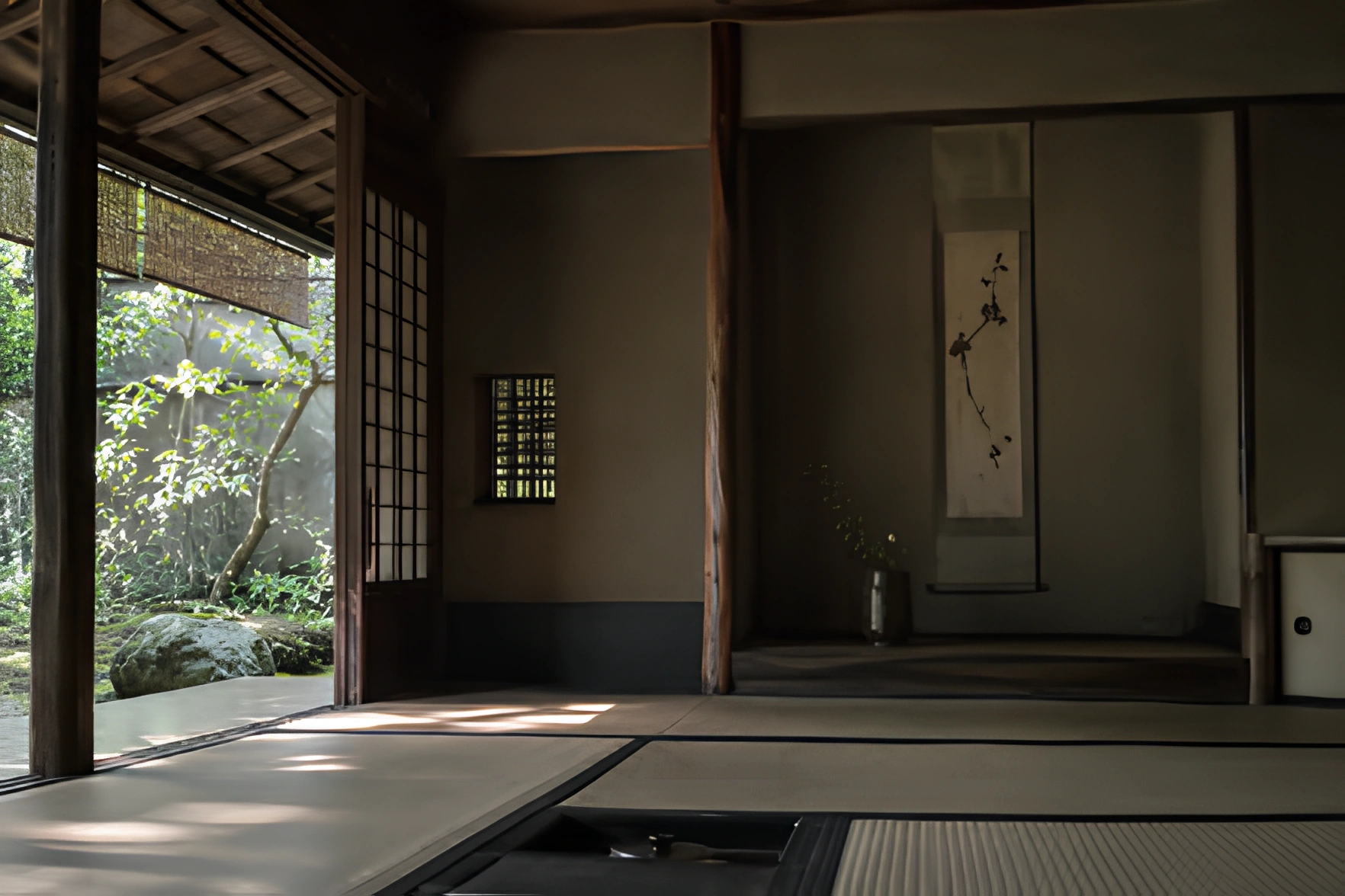 庭からの光が差し込む茶室の風景