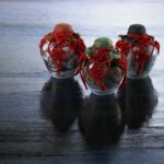 飾り紐を結んだ有田焼の茶壷香水「SATORI」