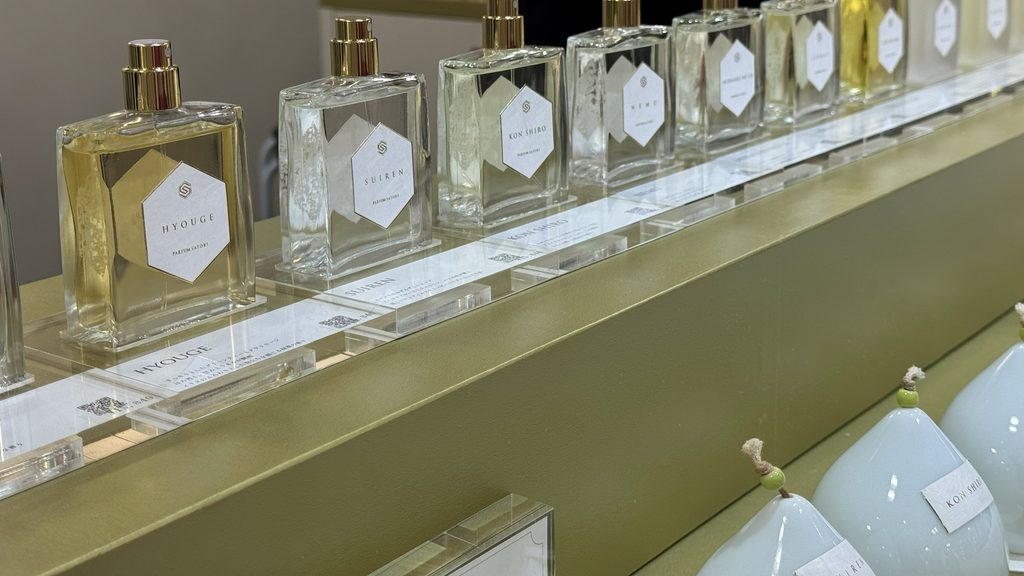 サロンドパルファン2026のPARFUM SATORI展示台に並ぶ香水ボトル